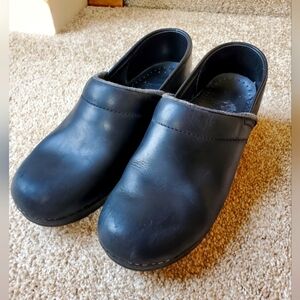 Dansko Clogs. Slip-on. Black. Womens size 39